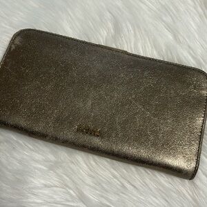 Fossil Clutch